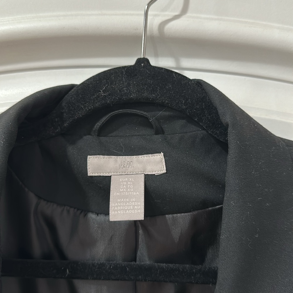 Chic Black Jacket - image 2